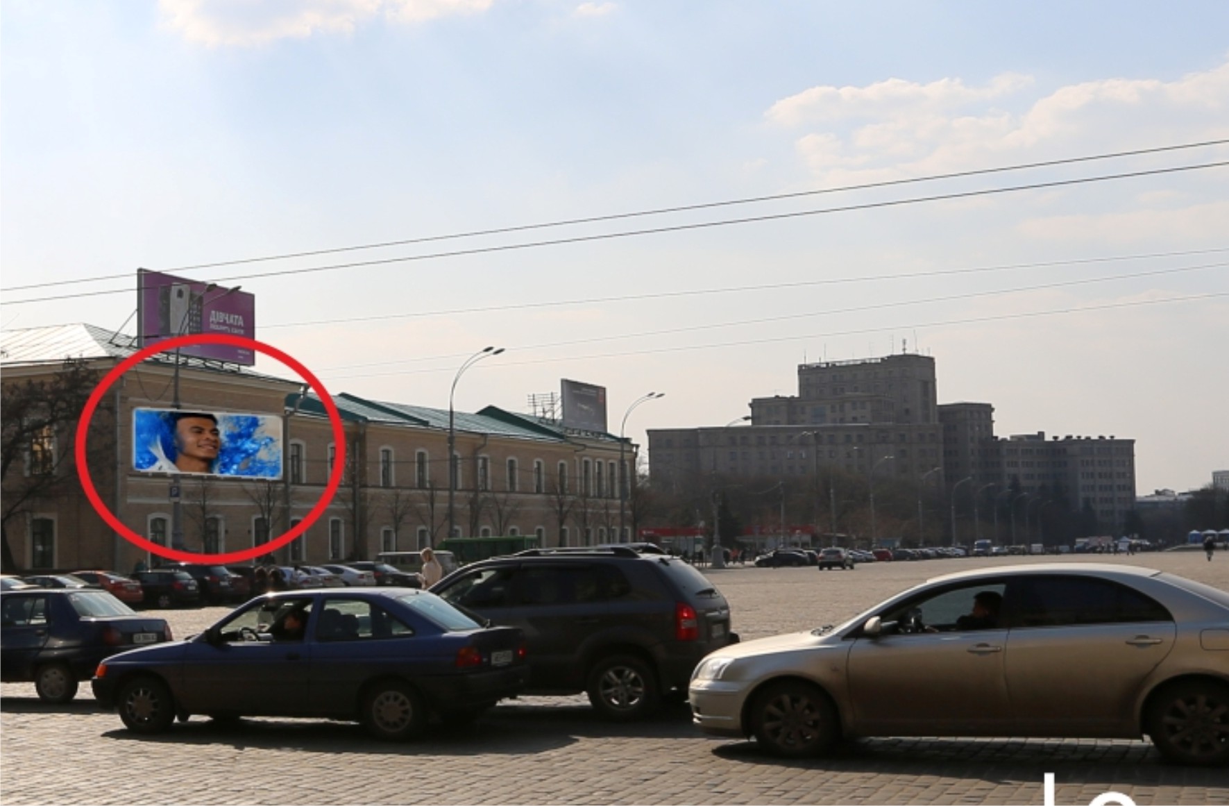 Реклама на светодиодном экране в центре города