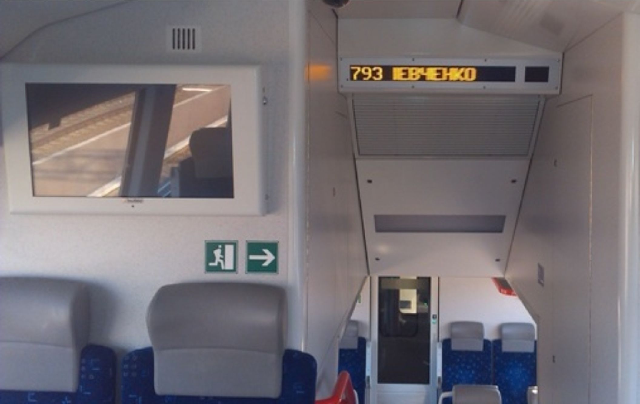 реклама на спинках сидений в поездах