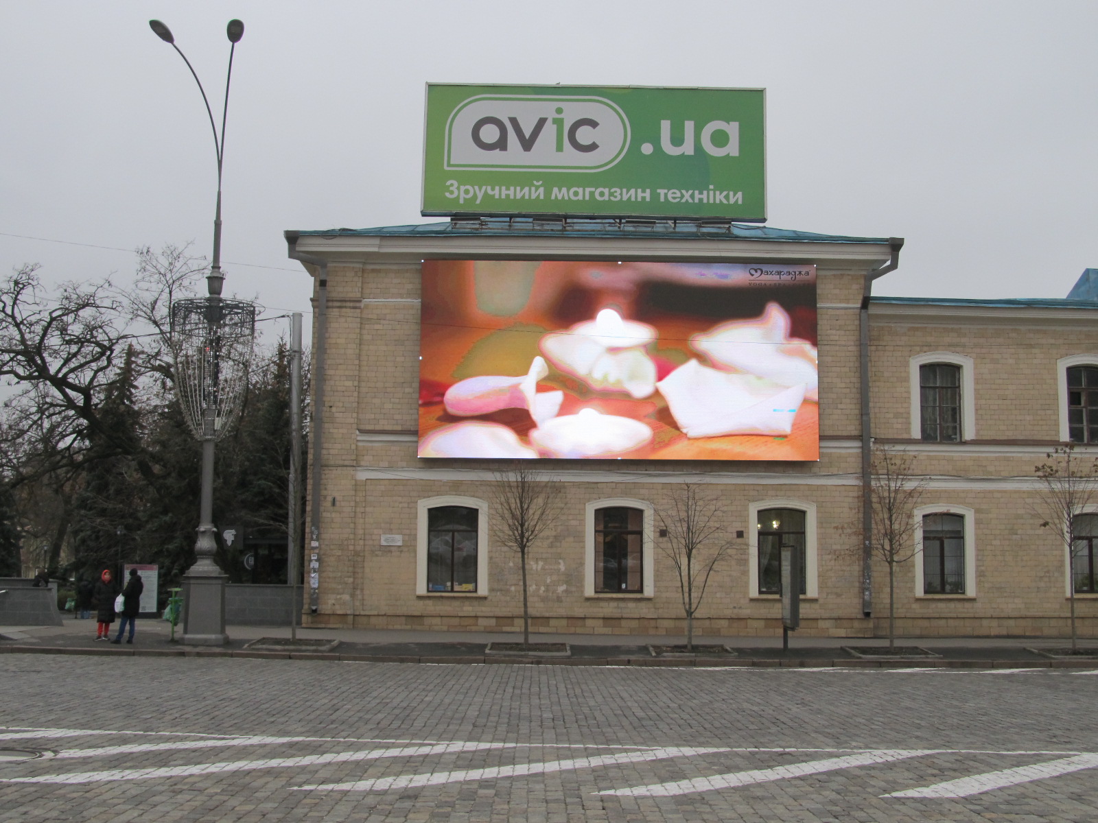 Светодиодный экран на фасаде Дворца пионеров с вашей рекламой